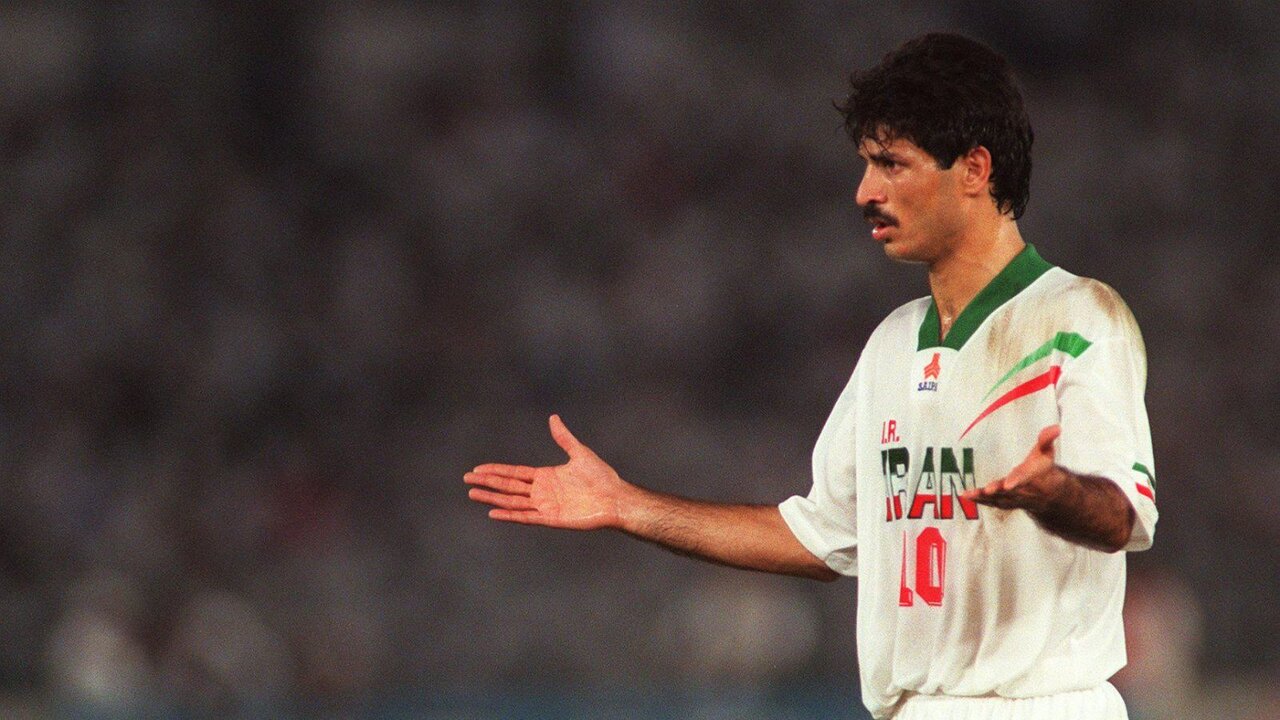 چشمانم را می‌بندم و می‌گویم علی دایی!