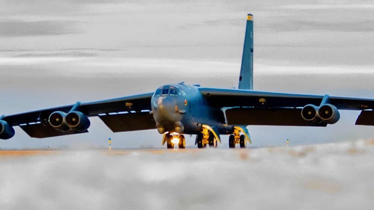 ببینید | قدرتنمایی بمبافکنهای B-52 آمریکایی کنار جنگندههای ژاپنی ببینید | قدرتنمایی بمبافکنهای B-52 آمریکایی کنار جنگندههای ژاپنی