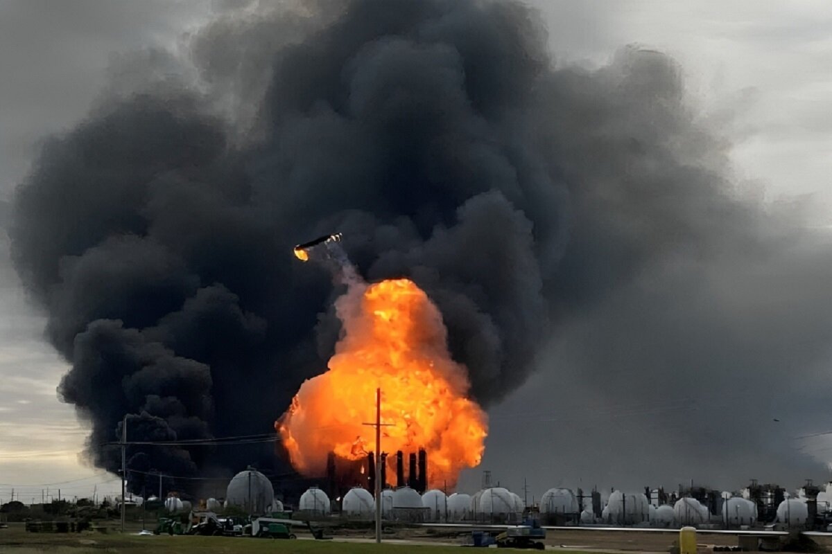 ببینید | آتش‌سوزی گسترده در بزرگ‌ترین پالایشگاه نفت اکوادور